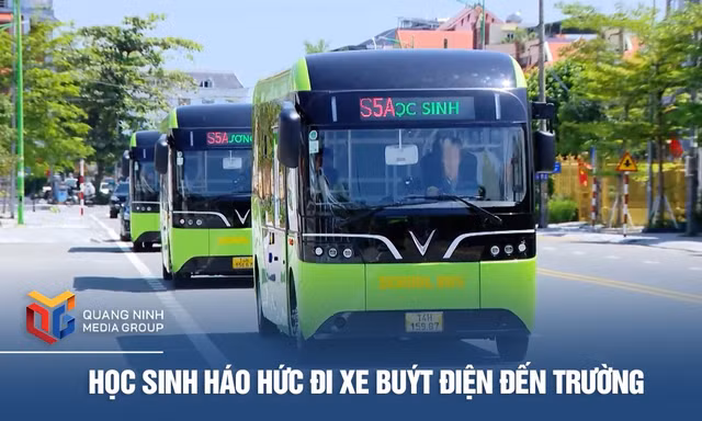 Học sinh háo hức đi xe buýt điện đến trường