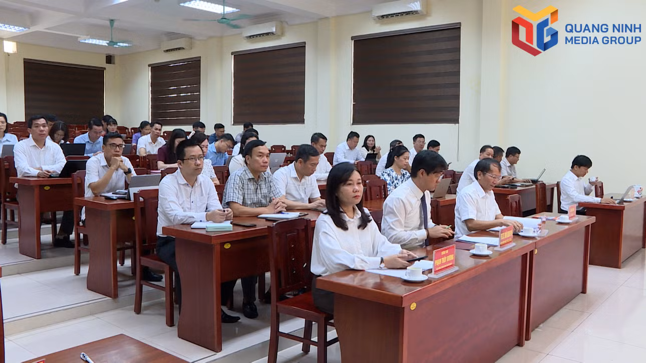 Các đại biểu, học viên dự khai mạc lớp bồi dưỡng.