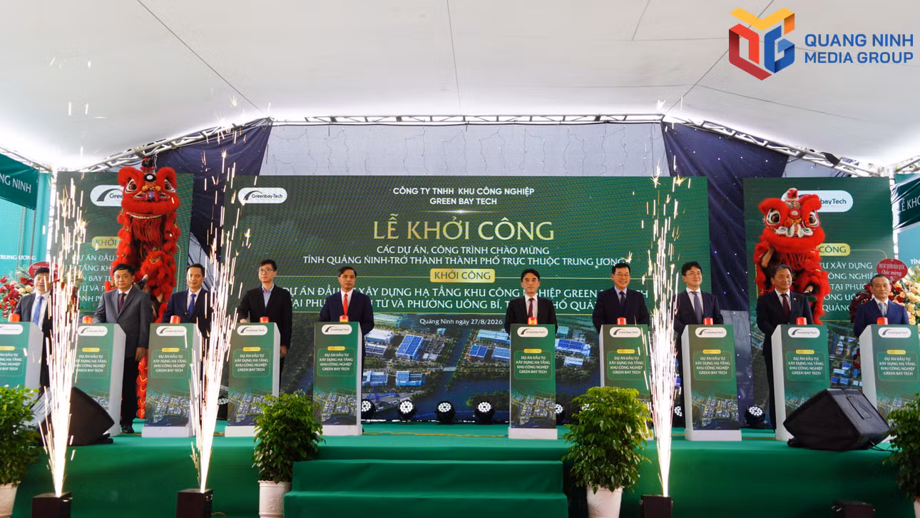 Các đại biểu thực hiện nghi thức khởi công Dự án đầu tư xây dựng hạ tầng Khu công nghiệp Green Bay Tech.