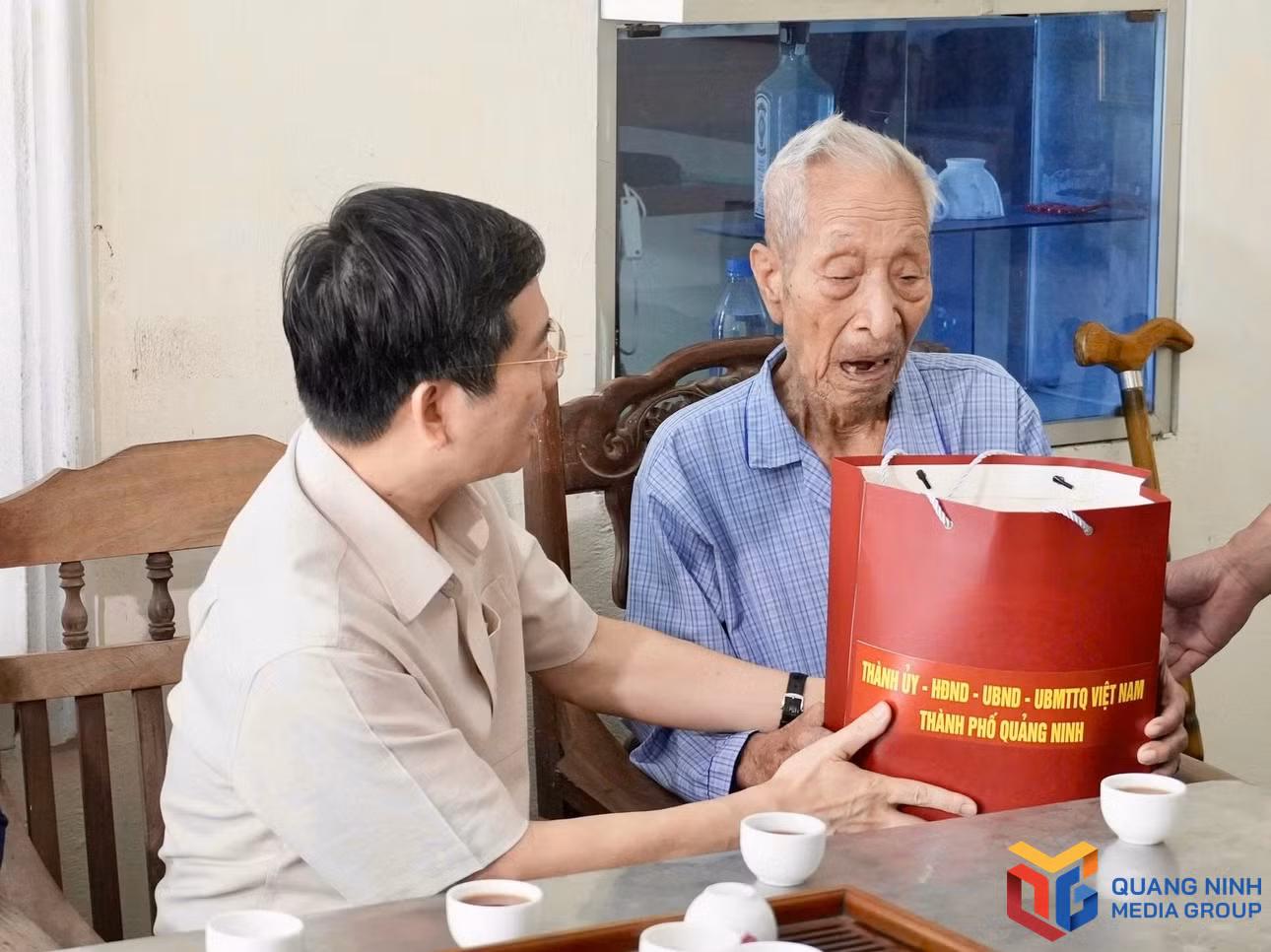 Đồng chí Phó Bí thư Thành uỷ thăm, tặng quà ông Lê Văn Nhớn, tham gia kháng chiến chống Mỹ, 101 tuổi ở phường Hà An.