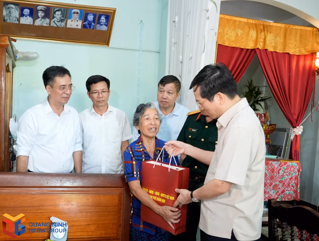 Đồng chí Phó Bí thư Thành uỷ thăm và tặng quà gia đình ông Phạm Công Thành, 102 tuổi, Thương binh, nạn nhân chất độc da cam và vợ là bà Phạm Thị Bình, 80 tuổi, ở phường Quảng Yên.