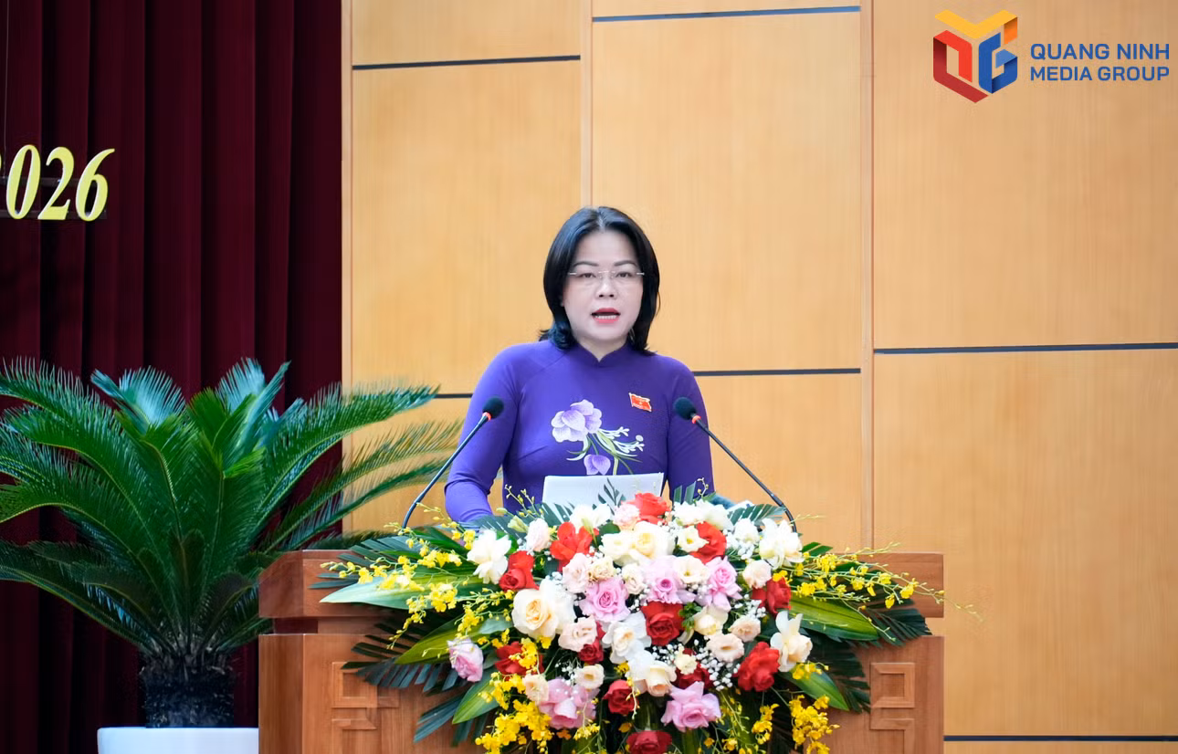 Đồng chí Vũ Thị Diệu Linh, Trưởng Ban VHXH HĐND tỉnh, trình bày báo cáo thẩm tra tại kỳ họp.