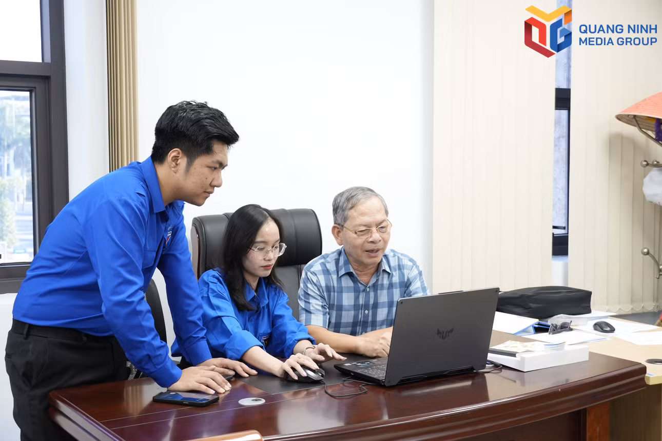 Các thành viên Tổ công tác chuyển đổi số của MTTQ hướng dẫn, hỗ trợ trực tiếp cán bộ Hội người cao tuổi chủ động tự học, nâng cao kỹ năng số.