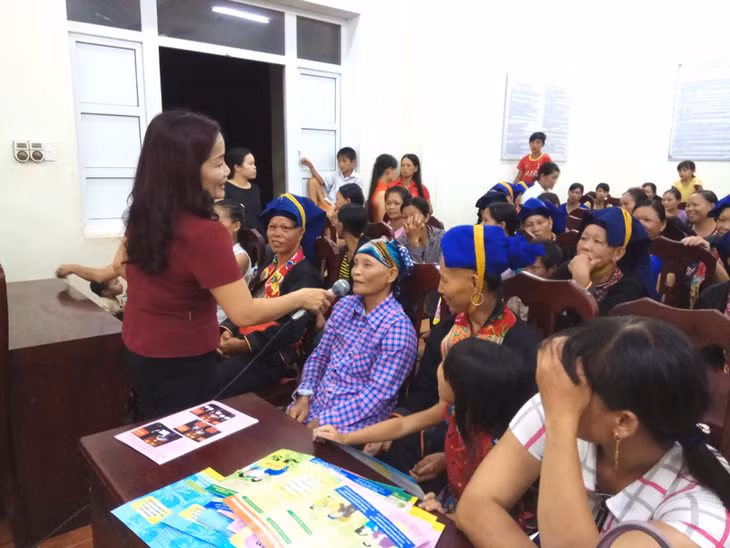 Người dân thôn Nà Bắp, xã Đồn Đạc bày tỏ ý kiến của mình về chương trình dân số kế hoạch hóa gia đình