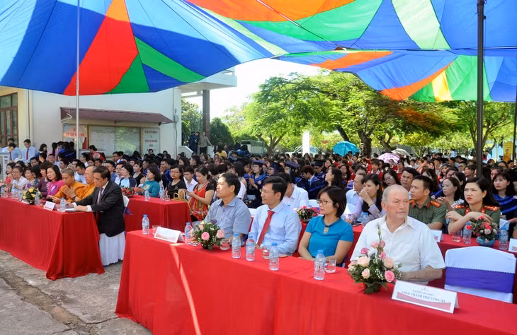 Các vị đại biểu và tập thể cán bộ, giảng viên, sinh viên trường Đại học Ngoại thương cơ sở Quảng Ninh trong lễ Khai giảng năm học 2017-2018.