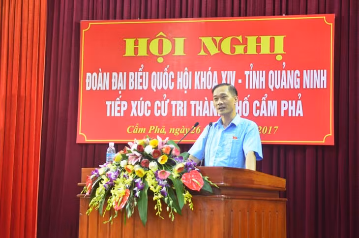 Đồng chí Vũ Hồng Thanh, Ủy viên Ban Chấp hành T.Ư Đảng, Chủ nhiệm Ủy ban Kinh tế của Quốc hội thông tin tới cử tri TP Cẩm Phả về nội dung kỳ họp thứ 4 Quốc hội khóa XIV.