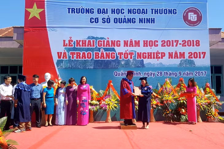 Các tân cử nhân là sinh viên K56