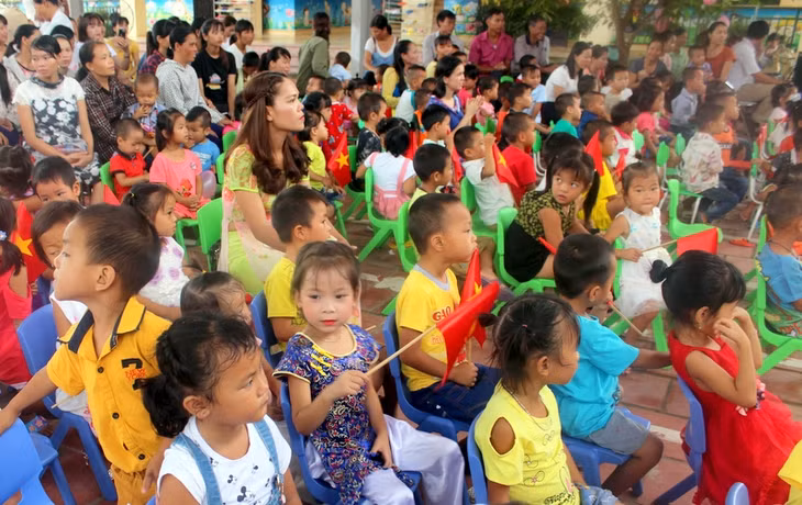 Ở xã Bình Dân (huyện Vân Đồn), tuy còn gặp khó khăn về nhiều mặt, nhưng các em nhỏ ở Trường Mầm non Bình Dân vẫn được chăm lo, quan tâm, rộn ràng cờ hoa trong ngày khai giảng.