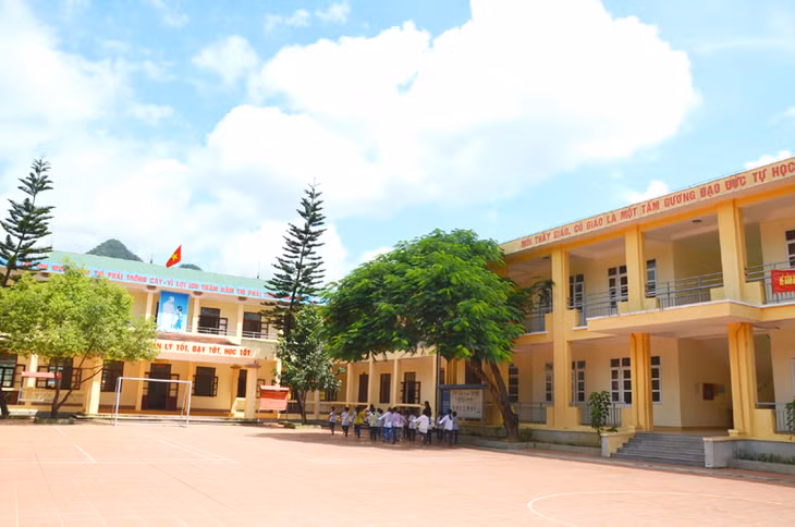 Trường PTDT Bán trú Tiểu học và THCS Đồng Lâm 1, xã Đồng Lâm - một trong những xã khó khăn của huyện Hoành Bồ được đầu tư xây dựng khang trang