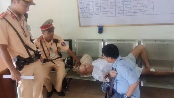 Bàn giao cụ Tuất cho Công an Phường Bồ Đề