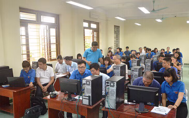 Khối MTTQ và các đoàn thể CT-XH với nòng cốt là Thành Đoàn tổ chức tập huấn cho nhân dân trên địa bàn về sử dụng dịch vụ công trực tuyến mức độ 3. (Ảnh: Thành Đoàn Móng Cái cung cấp)