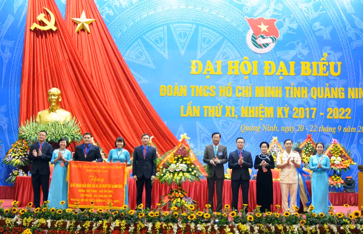 Đồng chí Nguyễn Văn Đọc, Bí thư Tỉnh ủy, trao tặng bức trướng với nội dung “Dưỡng tâm trong - Rèn trí sáng - Tiên phong - Xây hoài bão lớn” cho Đại hội.