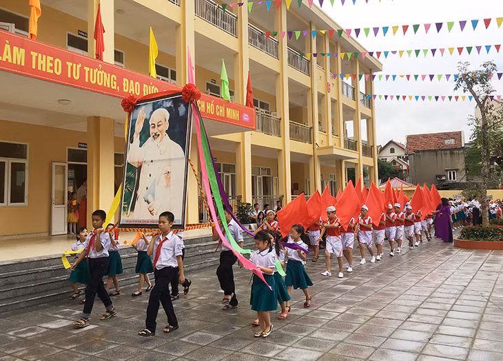 Lễ diễu hành khai giảng năm học mới 2017-2018 của học sinh trường Tiểu học Cẩm Trung