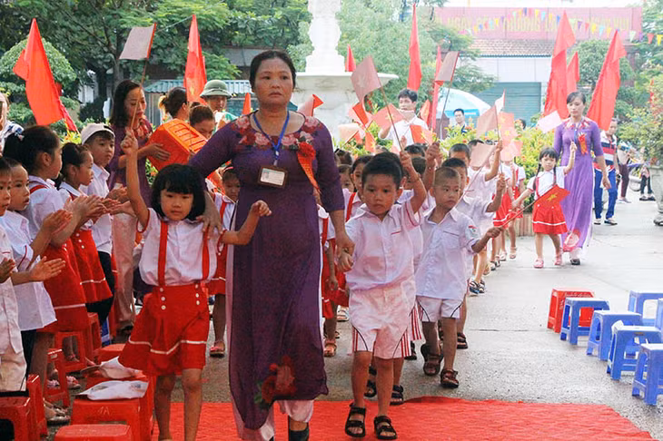 Cô trò khối lớp 1, Trường Tiểu học Phong Hải, TX Quảng Yên trong ngày khai giảng.