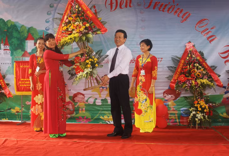 Đồng chí Nguyễn Văn Thành, Phó Chủ tịch UBND tỉnh tăng hoa nhà trường