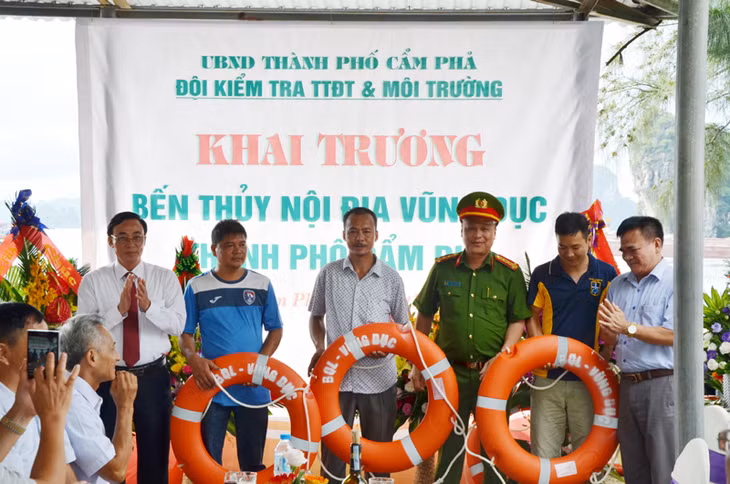 Nhân dịp này, UBND TP Cẩm Phả tặng 50 phao tròn cho các chủ phương tiện tàu khác tại khu vực Bến Vũng Đục.
