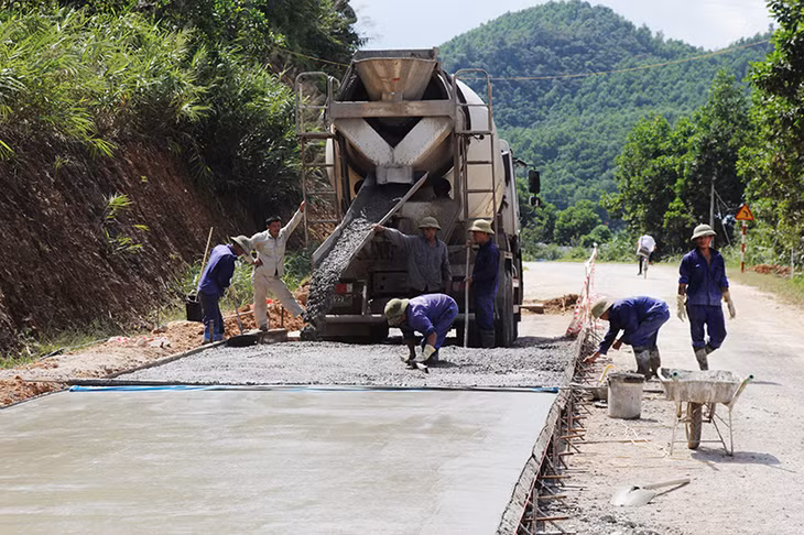 Và hoàn thiện nền đường đấu nối cầu Nam Sơn với tuyến tỉnh lộ 330 từ Tiên Yên lên Ba Chẽ.