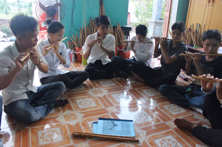Anh Vũ Xuân Hùng (ngoài cùng, bên trái) đang cùng các bạn trong CLB tập sáo.