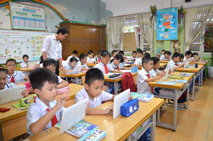 Một giờ học tại phòng học thông minh của học sinh Trường Tiểu học Vĩnh Khê (phường Mạo Khê, TX Đông Triều)