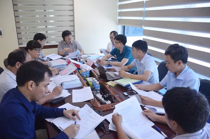 Hội đồng giám khảo thuộc lĩnh vực y dược đang chấm điểm các giải pháp dự thi