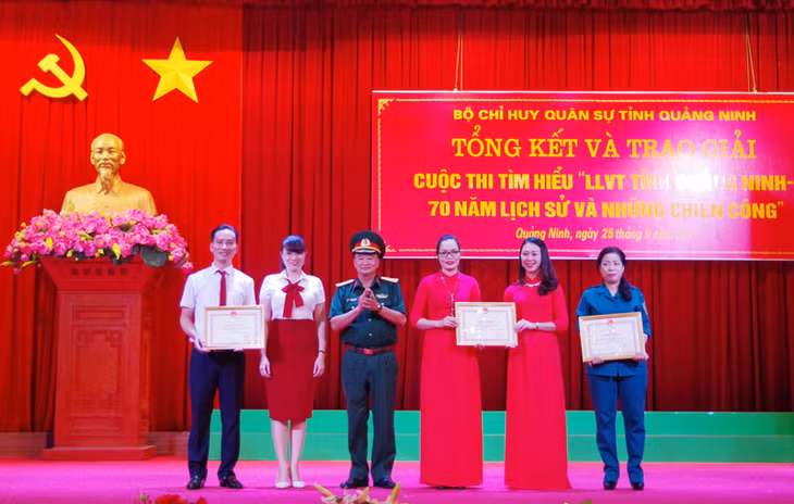Chỉ huy trưởng Bộ CHQS tỉnh trao giải nhất cá nhân cho các tác giả đạt giải.