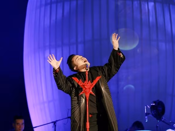  Tùng Dương trong live concert 'Trời và Đất.' (Ảnh: HS)
