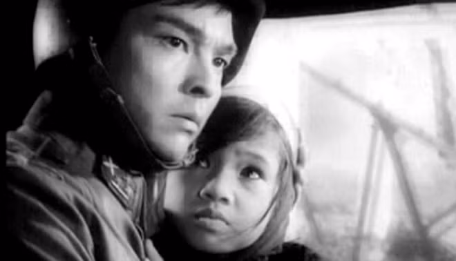 ...và NSND Thế Anh trong phim “Em bé Hà Nội” (1972)