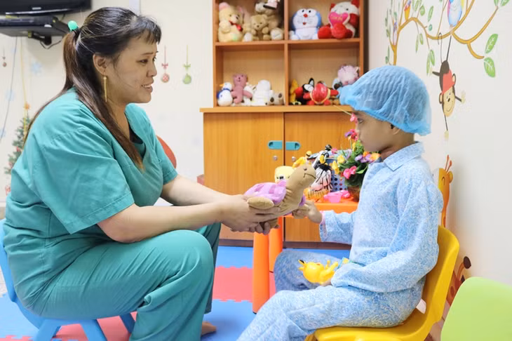 Chị Giá chơi cùng con tại phòng chờ trước mổ- Khoa Phẫu thuật Gây mê hồi sức