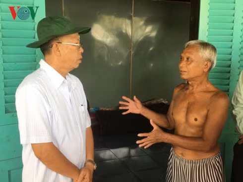 Ông Trần Công Chánh- Bí thư Tỉnh ủy Hậu Giang gặp gỡ người dân thị trấn Mái Dầm nghe phản ánh về tình trạng Nhà máy giấy Lee& Man gây ô nhiễm môi trường.
