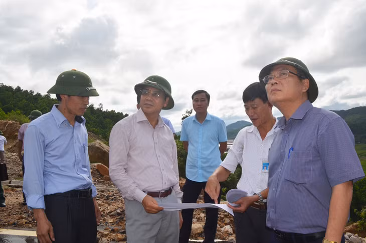 đồng chí Đặng Huy Hậu, Phó Chủ tịch Thường trực UBND tỉnh yêu cầu các địa phương, sở ngành chủ động ứng phó bão số 10