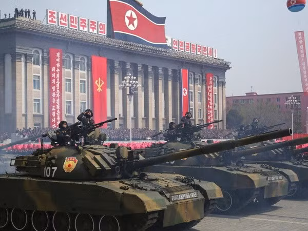 Hình ảnh Triều Tiên phô diễn sức mạnh quân sự tại lễ duyệt binh. (Nguồn: CNN.com)