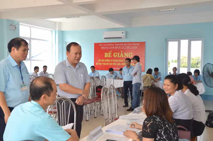 Lãnh đạo Sở LĐ-TB&XH kiểm tra tình hình tổ chức trả quyết định trợ cấp thất nghiệp và hỗ trợ giải quyết việc làm cho lao động công ty Everbest 