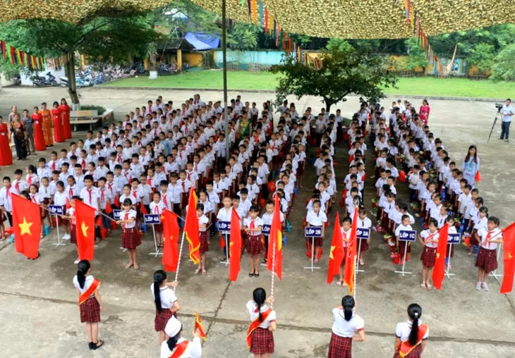 Nghi thức chào cờ trang nghiêm trong Lễ khai giảng của thầy cô và học sinh Trường Tiểu học Thị trấn Ba Chẽ (huyện Ba Chẽ) 