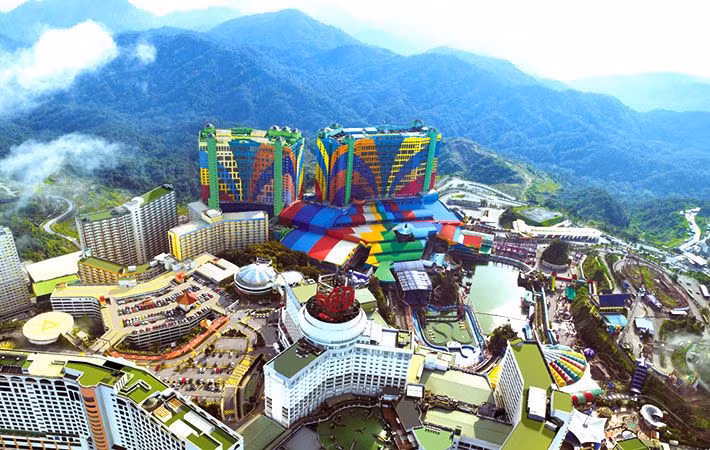 Cao nguyên Genting - thành phố giải trí trên mây nổi tiếng tại Malaysia. Genting còn được gọi là “Las Vesgas của Malaysia” vì đây là nơi duy nhất có sòng bạc hợp pháp ở xứ sở bình yên và xinh đẹp này.