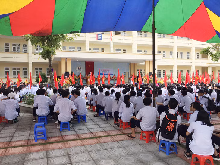 Quang cảnh lễ khai giảng của học sinh trường THPT Uông Bí