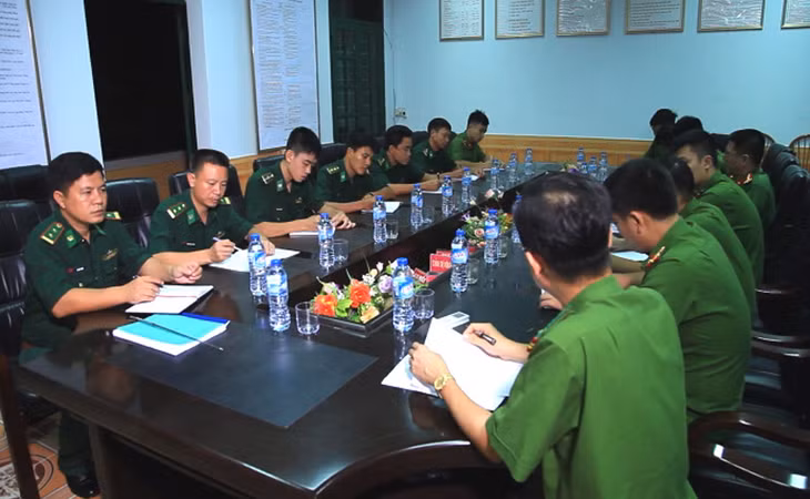 Cán bộ, chiến sĩ Đội cảnh sát điều tra về tội phạm và trật tự xã hội, Công an TP Móng Cái trao đổi nghiệp vụ cùng cán bộ chiến sĩ Đồn biên phòng cửa khẩu Hoành Mô (Bình Liêu)