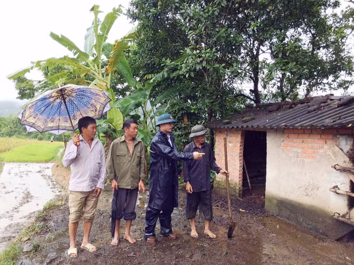 Cán bộ lãnh đạo xã Đồng Tâm trực tiếp xuống tận nơi, vận động người dân di chuyển chuồng trại ra xa khu vực nhà ở. 