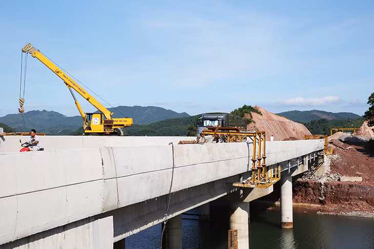 Cầu Cẩm Y 2 nối đường dẫn qua kênh thoát nước của Nhà máy Nhiệt điện Mông Dương cũng đã cơ bản hoàn thành.
