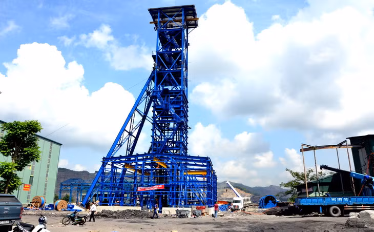 Sau 6 năm thi công đến nay, Dự án hầm lò mỏ Núi Béo có tổng mức đầu tư hơn 5.300 tỷ đồng đã hoàn thành 5 lò chợ giá xích, trong đó 4 lò chợ đã ra than. Đây là dự án trọng điểm mang tính đột phá bởi lần đầu tiên TKV chuyển đổi một đơn vị sản xuất lộ thiên sang hầm lò, công suất đạt 2 triệu tấn/năm.