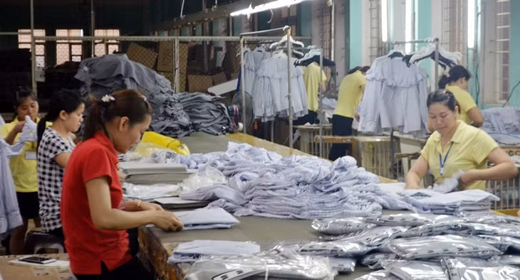 Nhiều lao động sắp đến tuổi nghỉ hưu ở tại Công ty CP May Quảng Ninh lo lắng khi công ty còn nợ tiền BHXH. (Trong ảnh: Bộ phận hoàn thiện sản phẩm tại Công ty CP May Quảng Ninh)