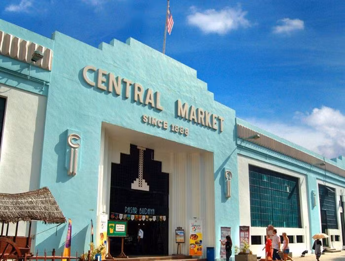 Central Market - khu chợ truyền thống lâu đời tại Kuala Lumpur cũng là một phần di sản trong văn hóa của Malaysia. Được xây dựng từ năm 1888, trải qua nhiều biến động lịch sử thăng trầm, Central Market mang phong cách giống chợ Bến Thành ở Việt Nam. Nơi đây khá gần gũi và có nhiều chủng loại sản phẩm, chủ yếu là hàng lưu niệm, thủ công mỹ nghệ truyền thống, đồ gốm sứ và đồ cổ.