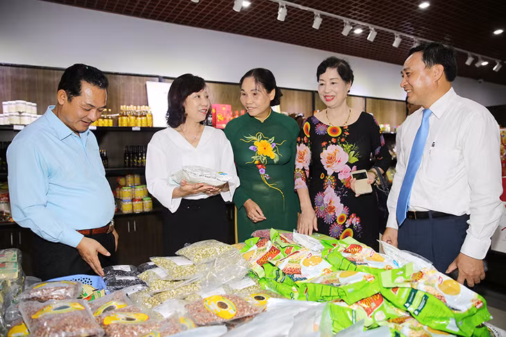 Các đại biểu tham quan gian hàng sản phẩm OCOP Quảng Ninh.