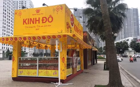 Một dãy của hàng bán bánh Trung thu ế ẩm (Ảnh: Thanh Niên)