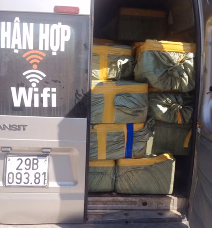Xe khách chở 600 kg cá vàng áng không rõ nguồn gốc (Ảnh do Đội QLTT số 12 cung cấp)