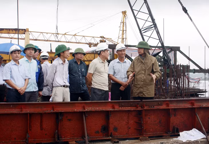 Đồngg chí Vũ Văn Diện, Phó Chủ tịch UBND tỉnh kiểm những vướng mắc tuyến cao tốc Hạ Long- Vân Đồn địa phận TP Cẩm Phả
