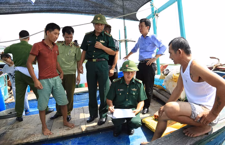 Lực lượng chức năng huyenj Tiên Yên tuyến tuyền ngư dân về bảo vệ nguồn lợi thủy sản. Ảnh Xuân Thao