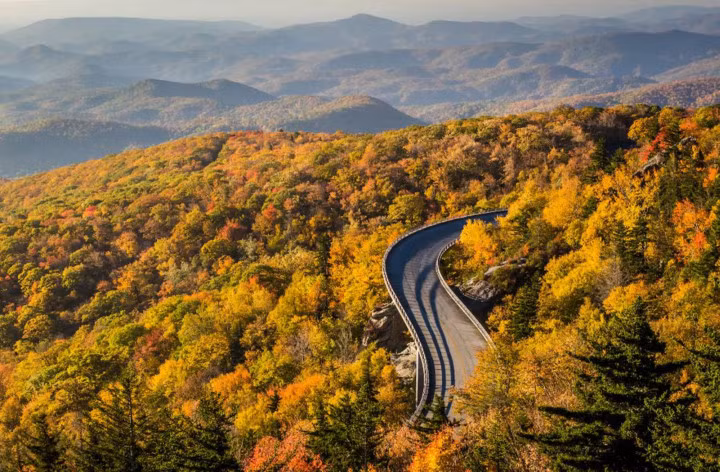  Blue Ridge Parkway, Mỹ: Đây được xem là một trong những con đường ấn tượng nhất nước Mỹ bởi cứ vào cuối tháng 9, các loài cây thay lá tạo nên khung cảnh tuyệt đẹp.