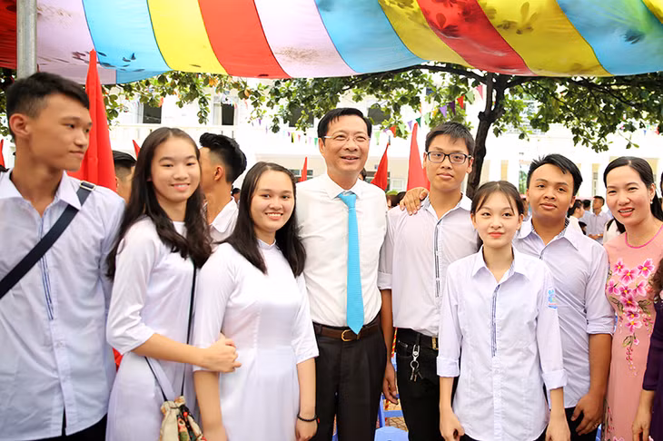 Đồng chí Bí thư Tỉnh ủy vui cùng học sinh trường THPT Hoành Bồ trong ngày khai giảng năm học mới.