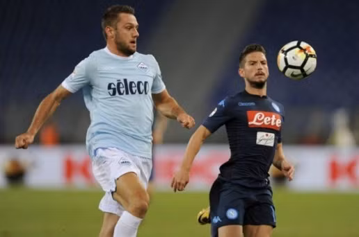  Mertens (phải) vừa ghi bàn thắng để đời vào lưới Lazio.