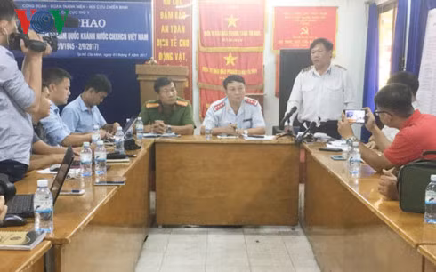 Ông Huỳnh Tấn Phát (đứng), Phó Chi cục trưởng Chi cục Thú y TP HCM thông tin tại buổi họp báo